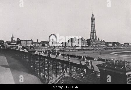 Vista dal North Pier di Blackpool Foto Stock