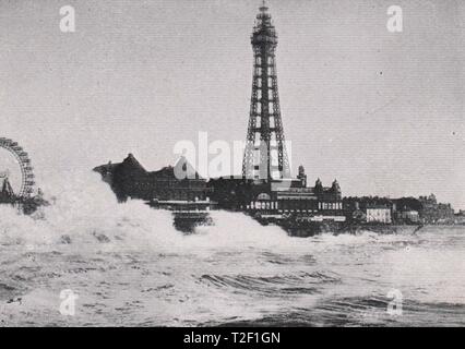 Tempesta sul nuovo lungomare, dal North Pier di Blackpool Foto Stock