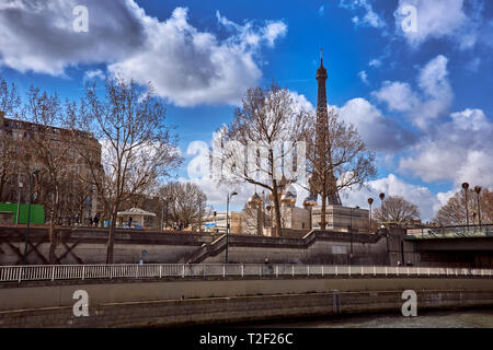 Vista panoramica della Torre Eiffel dal punto di vista di una barca crociera lungo il fiume Senna contro un profondo cielo blu. Parigi, Francia, Europa Foto Stock