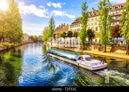 A piedi attraverso Strasburgo, una città con canal, in Francia, in Europa Foto Stock