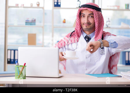 Arab medico che lavorano nella Clinica Foto Stock