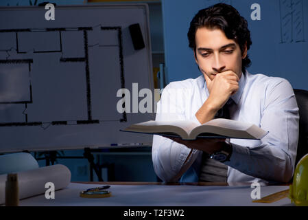 Giovane Architetto costruzione lavorando sul progetto di notte Foto Stock