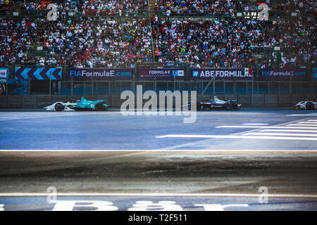 Città del Messico, Messico - 16 Febbraio 2019: Autodromo Hermanos Rodriguez. Città del Messico E-Prix. NIO Formula e team driver Oliver Turvey al n. 16, e immaginare la Virgin Racing driver Sam Bird al n. 2, in esecuzione a Città del Messico E-Prix. Foto Stock