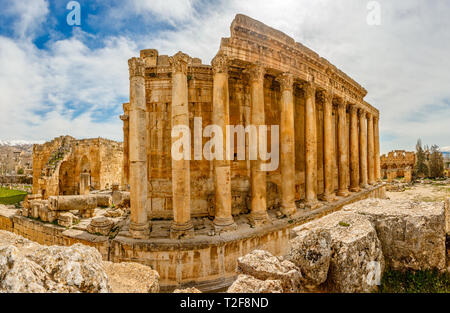 Colonne di antico tempio romano di Bacco con rovine circostanti della città antica, Bekaa Valley, Baalbek, Libano Foto Stock