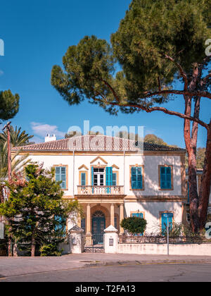 Bella e antica architettura coloniale con colorati porte e finestre nella città vecchia di Nicosia, Cipro Foto Stock