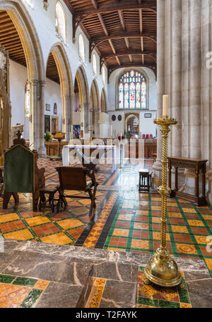 All'interno della parrocchia e Priory chiesa di San Nicola in Arundel, West Sussex, in Inghilterra, Regno Unito. Interno di San Nicola, una vecchia chiesa in Arundel. Foto Stock