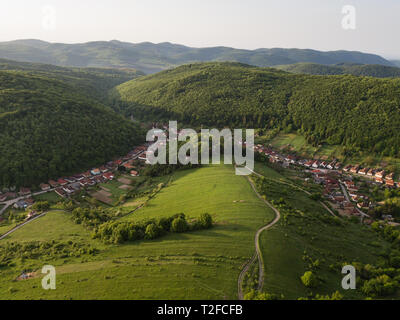 Vista aerea di villaggio in Bukk Mountains National Park, Ungheria Foto Stock