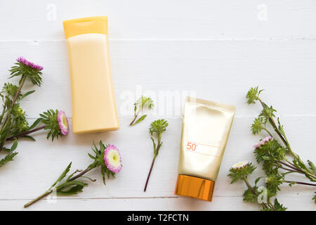 Prodotti cosmetici naturali per la faccia di pelle protezione solare SPF50 e body lotion health care a proteggere la superficie del lifestyle donna relax estate disposizione piatta stile laici Foto Stock