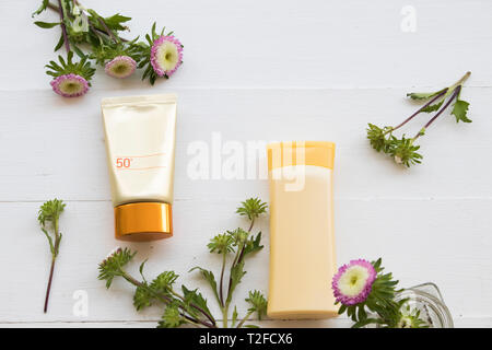 Prodotti cosmetici naturali per la faccia di pelle protezione solare SPF50 e body lotion health care a proteggere la superficie del lifestyle donna relax estate disposizione piatta stile laici Foto Stock