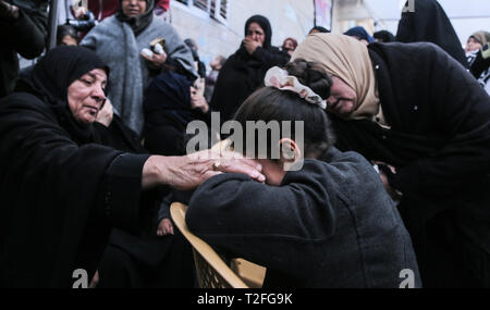 Striscia di Gaza, Khan Younis, Palestina. 31 Mar, 2019. Parenti per il defunto visto il lutto durante il funerale.palestinese processione funebre di Bilal al-Najjar, 17, che è stato ucciso dalle forze israeliane nelle manifestazioni della ''Grande marzo del ritorno'' e ''terre palestinesi giorno' Credit: Yousef Masoud/SOPA Immagini/ZUMA filo/Alamy Live News Foto Stock