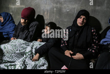 Striscia di Gaza, Khan Younis, Palestina. 31 Mar, 2019. Parenti per il defunto visto il lutto durante il funerale.palestinese processione funebre di Bilal al-Najjar, 17, che è stato ucciso dalle forze israeliane nelle manifestazioni della ''Grande marzo del ritorno'' e ''terre palestinesi giorno' Credit: Yousef Masoud/SOPA Immagini/ZUMA filo/Alamy Live News Foto Stock