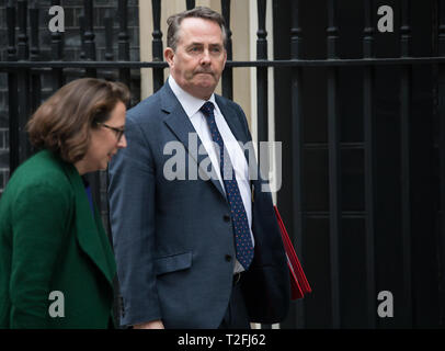 Londra, UK, 2 Aprile 2019,leader della casa dei signori e signore Privy Seal Rt Hon La Baronessa Evans di Bowes Park e il segretario di Stato per il commercio internazionale e il presidente del consiglio di amministrazione del commercio Rt Hon Liam Fox MP arrivano a una crisi Cabinet Brexit incontro a Downing Street dopo aver diviso commons non riesce a trovare un modo nuovamente in avanti. Si incontreranno per 5 ore, che è più lungo del solito 2 per discutere di tentare di salvare il salvabile Theresa Maggio dell'Unione europea dell'accordo di ritiro dopo MP di ieri ha respinto quattro varianti di un "dolce" Brexit Credito: Keith Larby/Alamy Live News Foto Stock