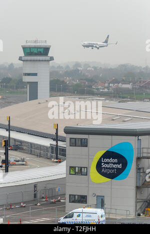 Ryanair ha lanciato la loro prima i servizi da Londra aeroporto di Southend. 3 voli defunti Southend la mattina presto prima che questo primo servizio passeggeri di linea arrivo (da Dublino) con la torre di controllo ed il terminale Foto Stock