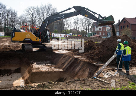 02 aprile 2019, Bassa Sassonia, Göttingen: Un escavatore scava un campo di prova di circa 2500 metri quadrati sulla prova Reinshof farm. Gli effetti della metropolitana linee di potenza sul terreno lungo la prevista linea elettrica ad alta tensione sono Wahle-Mecklar per essere simulato sulla superficie a nome della griglia operatore Tennet e studiato da scienziati agricoli presso l'Università di Göttingen. Foto: Swen Pförtner/dpa Foto Stock