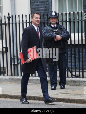 Londra, Regno Unito. 02Apr, 2019. Ministri di arrivare a Downing Street davanti dell odierna Crunch incontro con il Primo ministro, Londra, Regno Unito. 2 apr, 2019. Jeremy Hunt Segretario degli esteri Credito: Thomas Bowles/Alamy Live News Foto Stock