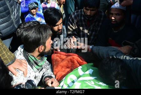 1 aprile 2019 - Shopian, Kashmir, 1 aprile 2019. Persone in lutto accompagnare il corpo dei ribelli uccisi Aqib Ahmad Kumar durante il suo funerale nel Hillo area del distretto di Shopian una sessantina di chilometri di distanza dalla città di Srinagar. Kumar è uno dei quattro ribelli del Kashmir ucciso la notte precedente durante uno scontro con il governo indiano le forze nella zona Lassipora di Pulwama. I ribelli uccisi sono stati identificati come Tawseef Ahmad Itoo, residente di Pulwama Gadbugh, Zaffar Ahmad Paolo residente di Dangerpora Muloo Shopain, Aqib Ahmad Kumar, residente di Hillow Shopian e Mohammad Shafi Bhat della Sedev Shopia Foto Stock