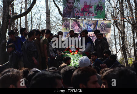 1 aprile 2019 - Shopian, Kashmir, 1 aprile 2019. Persone in lutto accompagnare il corpo dei ribelli uccisi Aqib Ahmad Kumar durante il suo funerale nel Hillo area del distretto di Shopian una sessantina di chilometri di distanza dalla città di Srinagar. Kumar è uno dei quattro ribelli del Kashmir ucciso la notte precedente durante uno scontro con il governo indiano le forze nella zona Lassipora di Pulwama. I ribelli uccisi sono stati identificati come Tawseef Ahmad Itoo, residente di Pulwama Gadbugh, Zaffar Ahmad Paolo residente di Dangerpora Muloo Shopain, Aqib Ahmad Kumar, residente di Hillow Shopian e Mohammad Shafi Bhat della Sedev Shopia Foto Stock