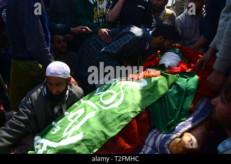 1 aprile 2019 - Shopian, Kashmir, 1 aprile 2019. Persone in lutto accompagnare il corpo dei ribelli uccisi Aqib Ahmad Kumar durante il suo funerale nel Hillo area del distretto di Shopian una sessantina di chilometri di distanza dalla città di Srinagar. Kumar è uno dei quattro ribelli del Kashmir ucciso la notte precedente durante uno scontro con il governo indiano le forze nella zona Lassipora di Pulwama. I ribelli uccisi sono stati identificati come Tawseef Ahmad Itoo, residente di Pulwama Gadbugh, Zaffar Ahmad Paolo residente di Dangerpora Muloo Shopain, Aqib Ahmad Kumar, residente di Hillow Shopian e Mohammad Shafi Bhat della Sedev Shopia Foto Stock