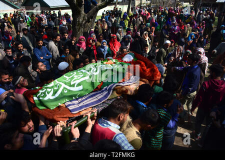 1 aprile 2019 - Shopian, Kashmir, 1 aprile 2019. Persone in lutto accompagnare il corpo dei ribelli uccisi Aqib Ahmad Kumar durante il suo funerale nel Hillo area del distretto di Shopian una sessantina di chilometri di distanza dalla città di Srinagar. Kumar è uno dei quattro ribelli del Kashmir ucciso la notte precedente durante uno scontro con il governo indiano le forze nella zona Lassipora di Pulwama. I ribelli uccisi sono stati identificati come Tawseef Ahmad Itoo, residente di Pulwama Gadbugh, Zaffar Ahmad Paolo residente di Dangerpora Muloo Shopain, Aqib Ahmad Kumar, residente di Hillow Shopian e Mohammad Shafi Bhat della Sedev Shopia Foto Stock