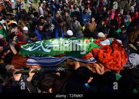 1 aprile 2019 - Shopian, Kashmir, 1 aprile 2019. Persone in lutto accompagnare il corpo dei ribelli uccisi Aqib Ahmad Kumar durante il suo funerale nel Hillo area del distretto di Shopian una sessantina di chilometri di distanza dalla città di Srinagar. Kumar è uno dei quattro ribelli del Kashmir ucciso la notte precedente durante uno scontro con il governo indiano le forze nella zona Lassipora di Pulwama. I ribelli uccisi sono stati identificati come Tawseef Ahmad Itoo, residente di Pulwama Gadbugh, Zaffar Ahmad Paolo residente di Dangerpora Muloo Shopain, Aqib Ahmad Kumar, residente di Hillow Shopian e Mohammad Shafi Bhat della Sedev Shopia Foto Stock