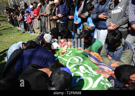 1 aprile 2019 - Shopian, Kashmir, 1 aprile 2019. Persone in lutto accompagnare il corpo dei ribelli uccisi Aqib Ahmad Kumar durante il suo funerale nel Hillo area del distretto di Shopian una sessantina di chilometri di distanza dalla città di Srinagar. Kumar è uno dei quattro ribelli del Kashmir ucciso la notte precedente durante uno scontro con il governo indiano le forze nella zona Lassipora di Pulwama. I ribelli uccisi sono stati identificati come Tawseef Ahmad Itoo, residente di Pulwama Gadbugh, Zaffar Ahmad Paolo residente di Dangerpora Muloo Shopain, Aqib Ahmad Kumar, residente di Hillow Shopian e Mohammad Shafi Bhat della Sedev Shopia Foto Stock