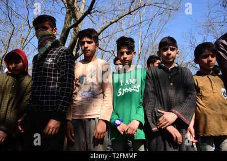 1 aprile 2019 - Shopian, Kashmir, 1 aprile 2019. Persone in lutto accompagnare il corpo dei ribelli uccisi Aqib Ahmad Kumar durante il suo funerale nel Hillo area del distretto di Shopian una sessantina di chilometri di distanza dalla città di Srinagar. Kumar è uno dei quattro ribelli del Kashmir ucciso la notte precedente durante uno scontro con il governo indiano le forze nella zona Lassipora di Pulwama. I ribelli uccisi sono stati identificati come Tawseef Ahmad Itoo, residente di Pulwama Gadbugh, Zaffar Ahmad Paolo residente di Dangerpora Muloo Shopain, Aqib Ahmad Kumar, residente di Hillow Shopian e Mohammad Shafi Bhat della Sedev Shopia Foto Stock