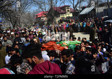 1 aprile 2019 - Shopian, Kashmir, 1 aprile 2019. Persone in lutto accompagnare il corpo dei ribelli uccisi Aqib Ahmad Kumar durante il suo funerale nel Hillo area del distretto di Shopian una sessantina di chilometri di distanza dalla città di Srinagar. Kumar è uno dei quattro ribelli del Kashmir ucciso la notte precedente durante uno scontro con il governo indiano le forze nella zona Lassipora di Pulwama. I ribelli uccisi sono stati identificati come Tawseef Ahmad Itoo, residente di Pulwama Gadbugh, Zaffar Ahmad Paolo residente di Dangerpora Muloo Shopain, Aqib Ahmad Kumar, residente di Hillow Shopian e Mohammad Shafi Bhat della Sedev Shopia Foto Stock