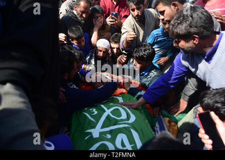 1 aprile 2019 - Shopian, Kashmir, 1 aprile 2019. Persone in lutto accompagnare il corpo dei ribelli uccisi Aqib Ahmad Kumar durante il suo funerale nel Hillo area del distretto di Shopian una sessantina di chilometri di distanza dalla città di Srinagar. Kumar è uno dei quattro ribelli del Kashmir ucciso la notte precedente durante uno scontro con il governo indiano le forze nella zona Lassipora di Pulwama. I ribelli uccisi sono stati identificati come Tawseef Ahmad Itoo, residente di Pulwama Gadbugh, Zaffar Ahmad Paolo residente di Dangerpora Muloo Shopain, Aqib Ahmad Kumar, residente di Hillow Shopian e Mohammad Shafi Bhat della Sedev Shopia Foto Stock