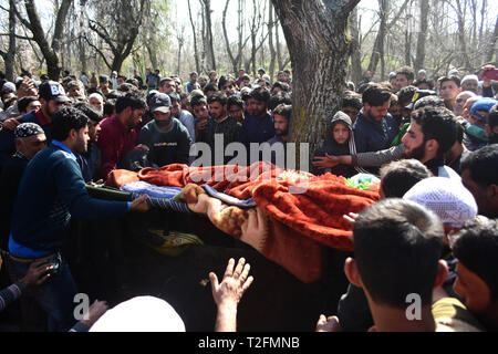 1 aprile 2019 - Shopian, Kashmir, 1 aprile 2019. Persone in lutto accompagnare il corpo dei ribelli uccisi Aqib Ahmad Kumar durante il suo funerale nel Hillo area del distretto di Shopian una sessantina di chilometri di distanza dalla città di Srinagar. Kumar è uno dei quattro ribelli del Kashmir ucciso la notte precedente durante uno scontro con il governo indiano le forze nella zona Lassipora di Pulwama. I ribelli uccisi sono stati identificati come Tawseef Ahmad Itoo, residente di Pulwama Gadbugh, Zaffar Ahmad Paolo residente di Dangerpora Muloo Shopain, Aqib Ahmad Kumar, residente di Hillow Shopian e Mohammad Shafi Bhat della Sedev Shopia Foto Stock