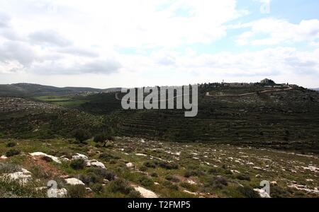 Nablus, West Bank, Territorio palestinese. 2 apr, 2019. La foto è stata scattata il 2 aprile 2019, mostra una vista generale dell'israeliano Jewsih insediamento di Shilo, vicino alla città di Nablus nei territori occupati della Cisgiordania. Dopo che gli Stati Uniti hanno riconosciuto l'allegato Israele occupava Golan come territorio israeliano, Israele il Primo ministro Benjamin Netanyahu saranno eventualmente dichiarare insediamenti ebraici illegali in Cisgiordania occupata come territorio israeliano se rieletto il 9 aprile elezioni, secondo i resoconti dei mass media Credito: Shadi Jarar'Ah/immagini APA/ZUMA filo/Alamy Live News Foto Stock