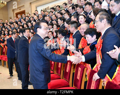 (190402) -- PECHINO, 2 aprile 2019 (Xinhua) -- il Premier cinese LI Keqiang, anche un membro del comitato permanente dell'ufficio politico del Partito Comunista della Cina Comitato Centrale, si incontra con i partecipanti di una civile nazionale conferenza di affari a Pechino Capitale della Cina, 2 aprile 2019. (Xinhua/Yin Bogu) Foto Stock