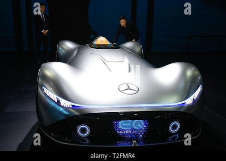 Goyang. 2 apr, 2019. Foto scattata il 2 aprile 2019 mostra una Mercedes-Benz EQ Freccia d'argento auto durante l'edizione 2019 di Seoul Motor Show di Goyang, Corea del Sud. Credito: Wang Jingqiang/Xinhua/Alamy Live News Foto Stock