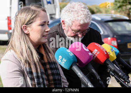 Ballyhalbert, County Down, settentrionale, Irlanda. 02Apr, 2019. Joanne Dorian fa un forte impatto emotivo per informazioni circa la wherabouts di sua sorella Lisa Dorrian, che sono scomparsi nel 2005 a seguito di una parte in un caravan park. Essi hanno rivisitato un WW2 airfield accanto al parco con la nuova tecnologia, compresi i radar a penetrazione del terreno, di condurre ricerche di metropolitana di vuoti e si sposta su per cercare il caravan park utilizzando questo. Credito: Stephen Barnes/Alamy Live News Foto Stock