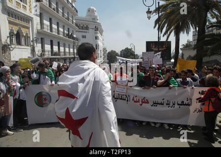 Algeria , Algeri ,Aprile 2,2019 studenti algerini dimostrazione contro il governo attuale ad Algeri il 2 aprile 2019. Foto Stock