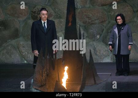 (190402) -- Gerusalemme, 2 aprile 2019 (Xinhua) -- Il Presidente brasiliano Jair Bolsonaro (L) assiste una cerimonia commemorativa presso la Sala del ricordo a Yad Vashem, il mondo olocausto ricordo centro, a Gerusalemme, il 2 aprile 2019. (Xinhua/JINI) Foto Stock