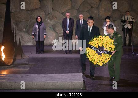 (190402) -- Gerusalemme, 2 aprile 2019 (Xinhua) -- Il Presidente brasiliano Jair Bolsonaro (L, anteriore) assiste una cerimonia commemorativa presso la Sala del ricordo a Yad Vashem, il mondo olocausto ricordo centro, a Gerusalemme, il 2 aprile 2019. (Xinhua/JINI) Foto Stock