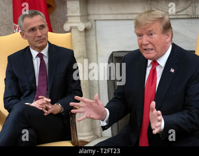 Il Presidente degli Stati Uniti, Trump incontra Jens Stoltenberg, Segretario Generale dell'Organizzazione del Trattato del Nord Atlantico (NATO) nell'Ufficio Ovale della Casa Bianca di Washington, DC Martedì, 2 aprile 2019. Credito: Ron Sachs / Pool via CNP | Utilizzo di tutto il mondo Foto Stock