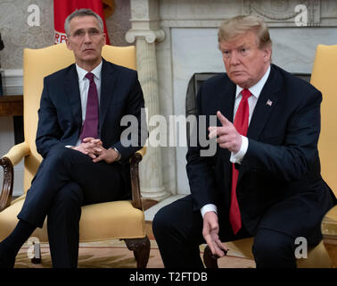 Washington DC, Stati Uniti d'America. 02Apr, 2019. Il Presidente degli Stati Uniti, Trump incontra Jens Stoltenberg, Segretario Generale dell'Organizzazione del Trattato del Nord Atlantico (NATO) nell'Ufficio Ovale della Casa Bianca di Washington, DC Martedì, 2 aprile 2019. Credito: Ron Sachs/Piscina via CNP /MediaPunch Credito: MediaPunch Inc/Alamy Live News Foto Stock