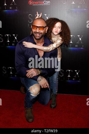 Las Vegas, NV, Stati Uniti d'America. 2 apr, 2019. Dave Bautista, Chloe Coleman di presenze per STXfilms kick-off CinemaCon lo stato del settore: passato, presente e futuro Il Colosseo di Caesars Palace Las Vegas NV, Aprile 2, 2019. Credito: JA/Everett raccolta/Alamy Live News Foto Stock