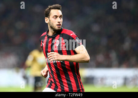 Milano, Italia. 02Th Aprile, 2019. Hakan Calhanoglu del Milan durante la serie di una partita di calcio tra AC Milan e Udinese Calcio. Credito: Marco Canoniero/Alamy Live News Foto Stock