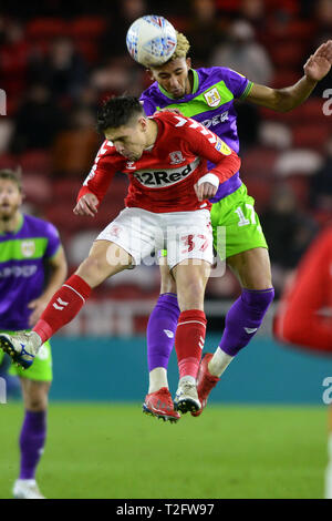 Middlesbrough, Regno Unito. 2 apr, 2019. Mo Besic scontri con la città di Bristol's Lloyd Kelly durante il cielo di scommessa match del campionato tra Middlesbrough e Bristol City al Riverside Stadium, Middlesbrough martedì 2 aprile 2019. (Credit: Tom Collins | Credit: MI News & Sport /Alamy Live News Foto Stock