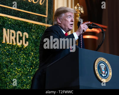 Washington, Stati Uniti d'America. 02Apr, 2019. Il Presidente degli Stati Uniti, Trump offre commento a livello nazionale repubblicana Comitato congressuale (NRCC) Primavera cena presso il National Building Museum di Washington, DC Martedì, 2 aprile 2019. Credito: Ron Sachs/Piscina via CNP | Utilizzo di credito in tutto il mondo: dpa/Alamy Live News Foto Stock