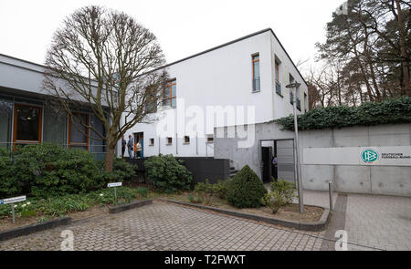 Francoforte. 2 apr, 2019. Foto scattata il 2 aprile 2019 mostra una vista esterna del quartier generale del tedesco Football Association (DFB) a Francoforte in Germania. Presidente del DFB Reinhard Grindel ha rassegnato le dimissioni dopo le accuse di guadagni sommerso, la DFB hanno confermato in un comunicato ufficiale il martedì. Credito: Florian Ulrich/Xinhua/Alamy Live News Foto Stock