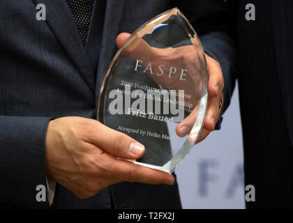 New York, Stati Uniti d'America. 02Apr, 2019. Heiko Maas (SPD), il ministro degli Affari Esteri di Germania, accetta la "Etica postuma Leadership Award" dell'iniziativa di borse di studio ad Auschwitz per lo studio di etica professionale (FASPE) dopo la presentazione del premio per l'ex avvocato e Hessian Attorney General Fritz Bauer a New York. Credito: Ralf Hirschberger/dpa/Alamy Live News Foto Stock