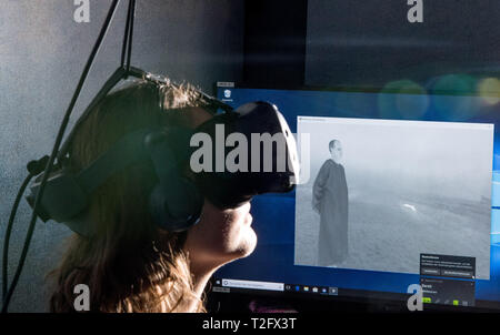 Berlino, Germania. 02Apr, 2019. Un museo dipendente indossa occhiali 3D nella Alte Nationalgalerie con cui l'opera d'arte 'Mönch am Meer' dal pittore Caspar David Friedrich può essere sperimentato praticamente. Dal 5 Aprile al 30 giugno 2019, i visitatori possono prendere il viaggio virtuale. (Per dpa: 'Visitare il 'monk dal mare" - Vista virtuale della icona romantica' dal 03.04.2019). Credito: Jörg Carstensen/dpa/Alamy Live News Foto Stock