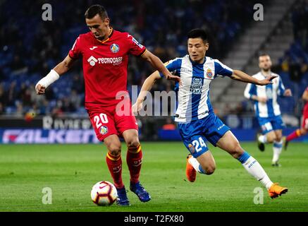 Barcellona, Spagna. 2 apr, 2019. RCD Espanyol di Wu Lei (R) compete con Getafe's Nemanja Maksimovic durante un campionato spagnolo partita di calcio tra RCD Espanyol e Getafe di Barcellona, in Spagna, il 2 aprile 2019. La partita è finita 1-1. Credito: Joan Gosa/Xinhua/Alamy Live News Foto Stock