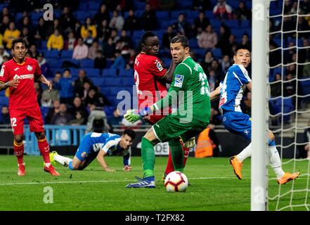 Barcellona, Spagna. 2 apr, 2019. Getafe il portiere David Soria Solis (seconda R) non riesce a difendere il suo cancello durante un campionato spagnolo partita di calcio tra RCD Espanyol e Getafe di Barcellona, in Spagna, il 2 aprile 2019. La partita è finita 1-1. Credito: Joan Gosa/Xinhua/Alamy Live News Foto Stock