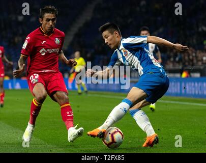 Barcellona, Spagna. 2 apr, 2019. RCD Espanyol di Wu Lei (R) compete con Getafe's Damian Suarez durante un campionato spagnolo partita di calcio tra RCD Espanyol e Getafe di Barcellona, in Spagna, il 2 aprile 2019. La partita è finita 1-1. Credito: Joan Gosa/Xinhua/Alamy Live News Foto Stock