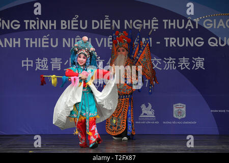 Hanoi, Vietnam. 2 apr, 2019. Bambini eseguire durante un patrimonio culturale e artistico di prestazioni di scambio tra cinesi e vietnamite i giovani ad Hanoi, capitale del Vietnam, 2 aprile 2019. Credito: Wang Di/Xinhua/Alamy Live News Foto Stock