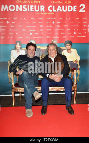 Berlino, Germania. 02Apr, 2019. Philippe de Chauveron (l), direttore francese, e Christian Clavier, attore francese, alla premiere della commedia francese 'Monsieur Claude 2' Kino International. Credito: Jens Kalaene/dpa-Zentralbild/ZB/dpa/Alamy Live News Foto Stock